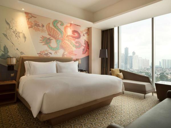 DoubleTree by Hilton Jakarta - Diponegoro : photo 4 de la chambre suite 1 chambre lit king-size - accès au salon