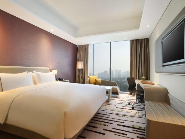 DoubleTree by Hilton Jakarta - Diponegoro : photo 1 de la chambre chambre lit king-size exéctive - accès au salon