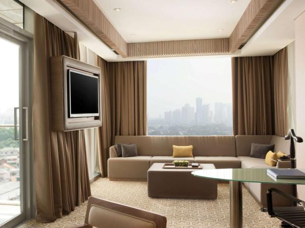 DoubleTree by Hilton Jakarta - Diponegoro : photo 4 de la chambre suite lit king-size deluxe - accès au salon