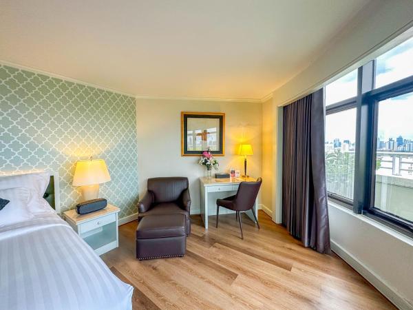 Grand China Bangkok : photo 8 de la chambre suite avec balcon - vue sur rivière