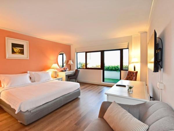 Grand China Bangkok : photo 3 de la chambre hébergement lit king-size deluxe avec balcon - vue sur rivière