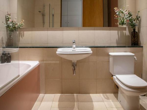 The Luxury Inn : photo 7 de la chambre chambre double avec salle de bains privative séparée