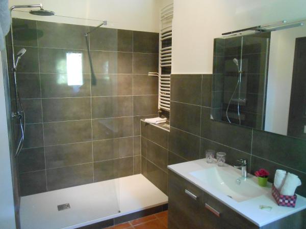 Clos du Bois Brard B&B : photo 6 de la chambre chambre triple - côté piscine