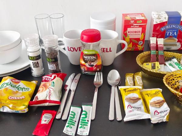 VISHISAMARTH H8 Room 3 ,15 min walk to COOP, ARENA ,ETIHAD ,City Centre, FREE CAR PARKING ,FREE SNACKS, LOCKBOX ,FRIDGE, MICROWAVE,FAN,Late Night Check In Anytime, 2 min walk to Bus Stop, : photo 10 de la chambre chambre double supérieure