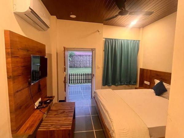 The Offbeat Lounge : photo 1 de la chambre chambre lit king-size - vue sur montagne