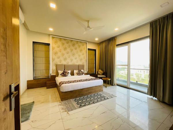 SURAMYA-A Luxury Boutique Hotel : photo 2 de la chambre chambre lit king-size avec balcon