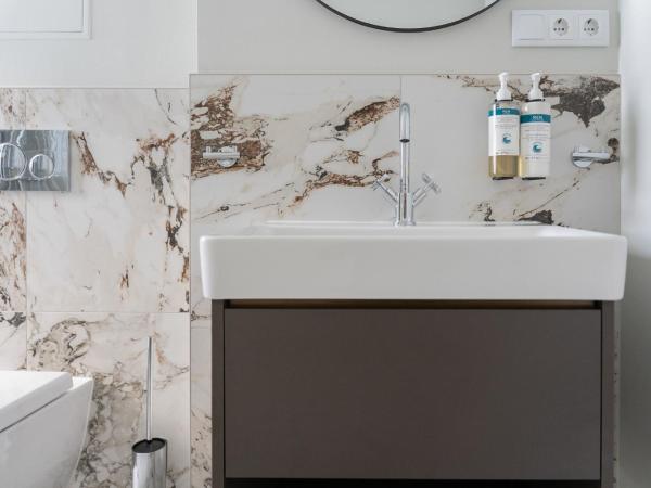 numa I Terra Apartments : photo 9 de la chambre large 1 bedroom apartment with sofa bed - no ac