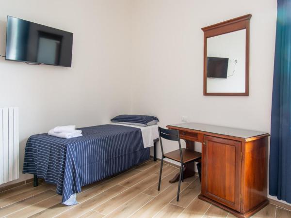 Guest House Paraiso : photo 5 de la chambre chambre triple avec salle de bains privative séparée