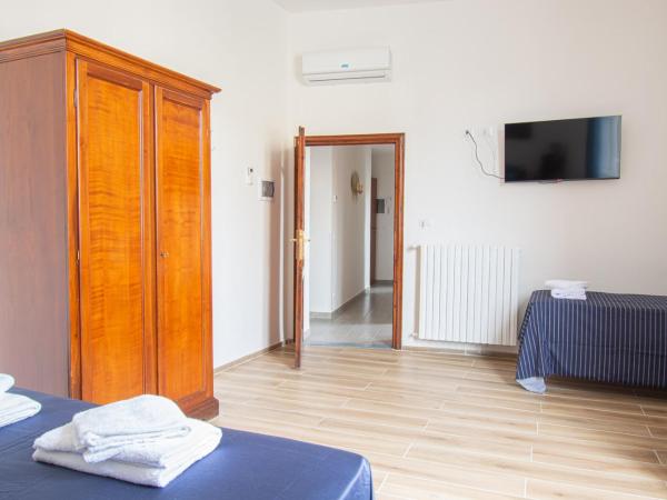 Guest House Paraiso : photo 6 de la chambre chambre triple avec salle de bains privative séparée