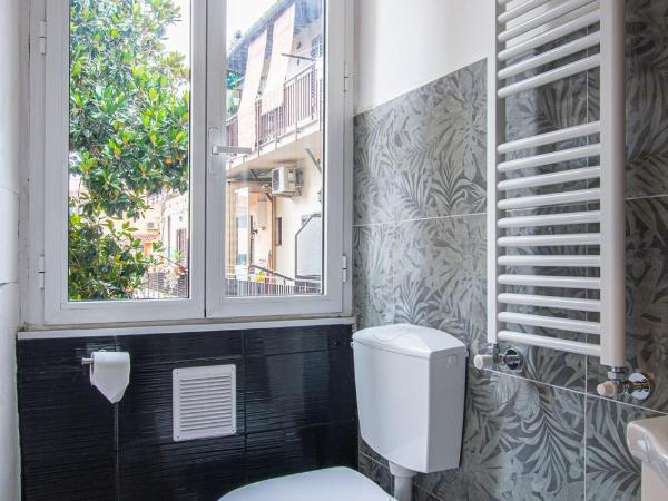 Guest House Paraiso : photo 9 de la chambre chambre triple avec salle de bains privative séparée