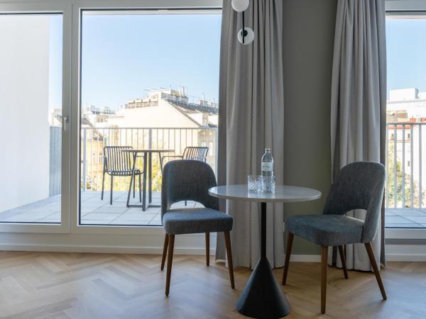 numa I Terra Apartments : photo 2 de la chambre extra large studio with kitchen, terrace and ac