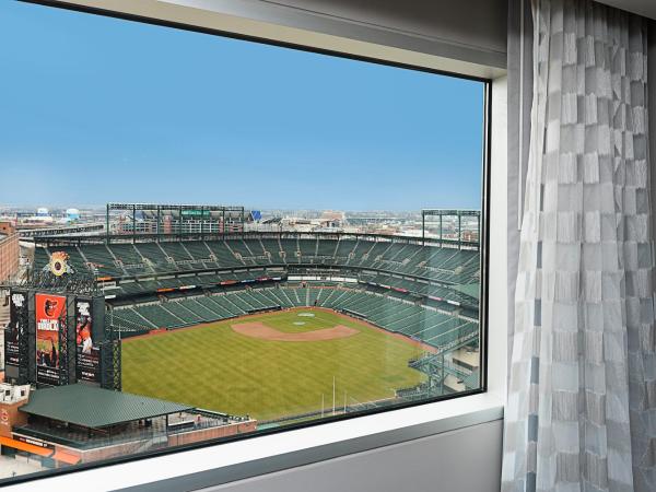 Hilton Baltimore Inner Harbor : photo 2 de la chambre premium parlor room with ballpark view