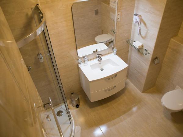 Luxury Hotel Siófok : photo 2 de la chambre chambre lits jumeaux avec lit d’appoint - 301