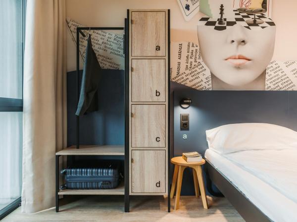 MEININGER Kraków Centrum : photo 2 de la chambre chambre quadruple