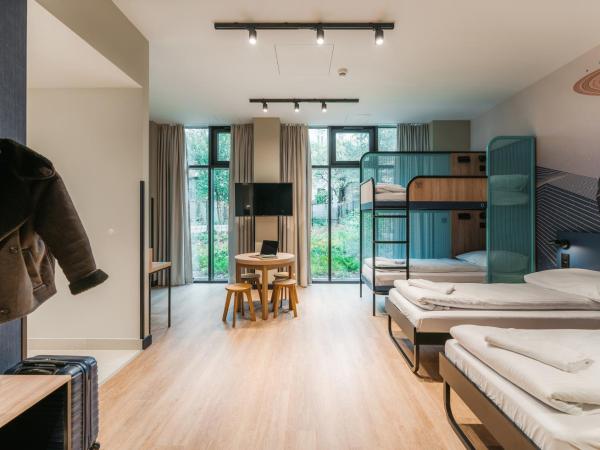 MEININGER Kraków Centrum : photo 3 de la chambre chambre familiale