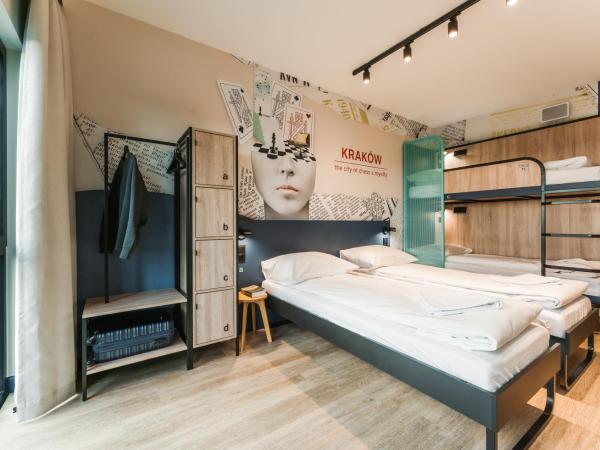 MEININGER Kraków Centrum : photo 1 de la chambre chambre quadruple