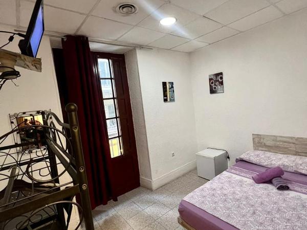 Hostal Milan : photo 6 de la chambre chambre double ou lits jumeaux avec salle de bains commune