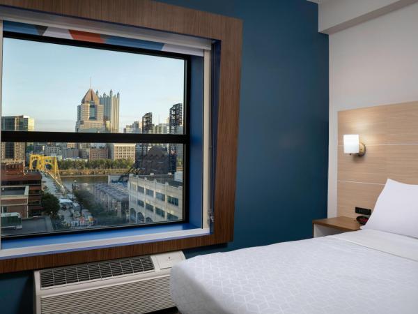 Holiday Inn Express & Suites Pittsburgh North Shore, an IHG Hotel : photo 1 de la chambre suite lit king-size – non-fumeurs