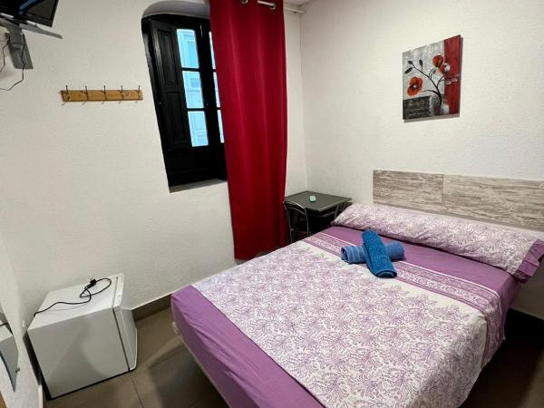 Hostal Milan : photo 1 de la chambre chambre double ou lits jumeaux avec salle de bains privative