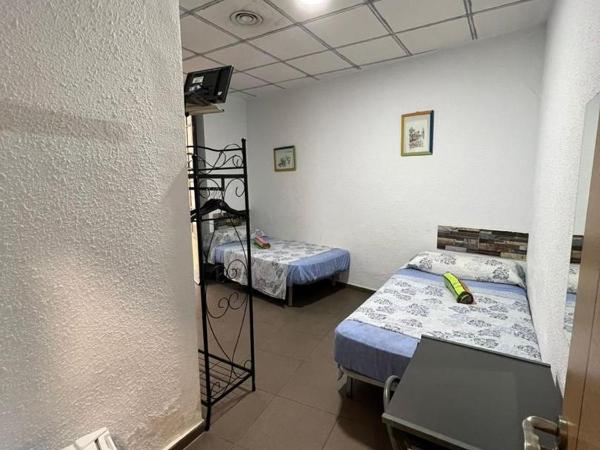 Hostal Milan : photo 8 de la chambre chambre double ou lits jumeaux avec salle de bains privative