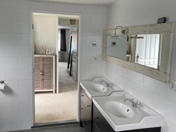 Amster Houseboat Bed without Breakfast : photo 7 de la chambre chambre lit king-size - vue sur lac