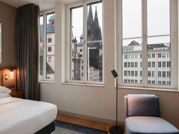 Hilton Cologne : photo 7 de la chambre chambre lit king-size avec vue