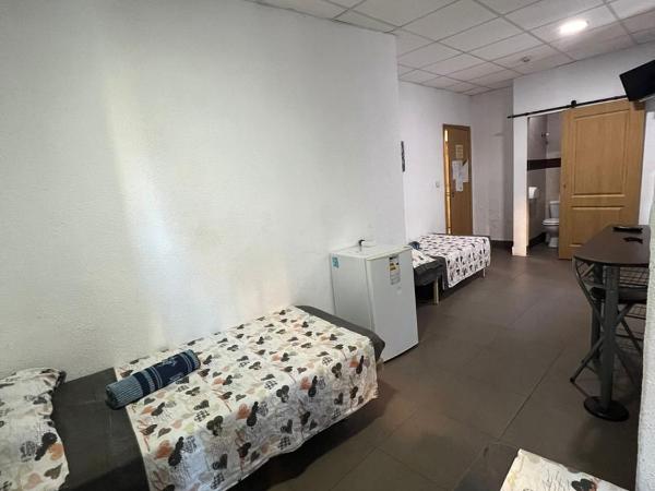 Hostal Milan : photo 5 de la chambre chambre triple avec salle de bains privative
