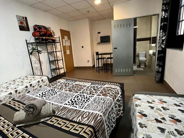 Hostal Milan : photo 3 de la chambre chambre familiale avec salle de bains