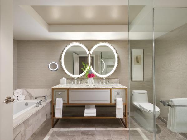 Bellagio : photo 10 de la chambre chambre lit king-size avec spa - vue sur strip