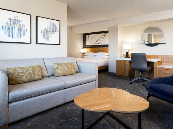 Delta Hotels by Marriott Saskatoon Downtown : photo 3 de la chambre chambre 1 lit queen-size avec canapé-lit
