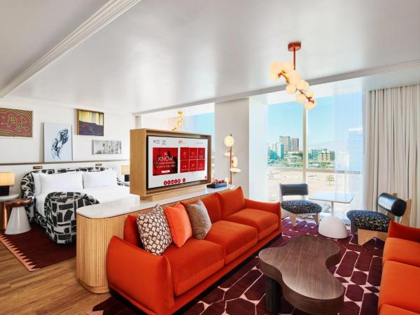 Virgin Hotels Las Vegas, Curio Collection by Hilton : photo 4 de la chambre ruby chamber king suite