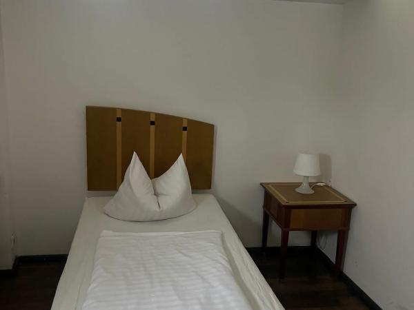 GZ Hostel Bonn : photo 7 de la chambre chambre simple avec salle de bains commune - sous-sol