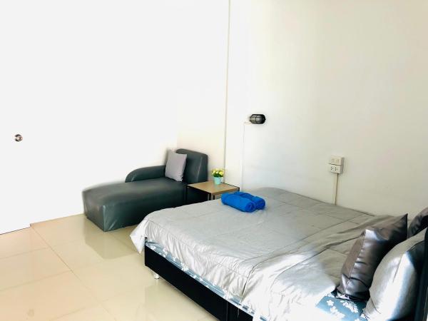HOMEY-Don Mueang Airport Hostel : photo 5 de la chambre chambre lit queen-size avec salle de bains privative 