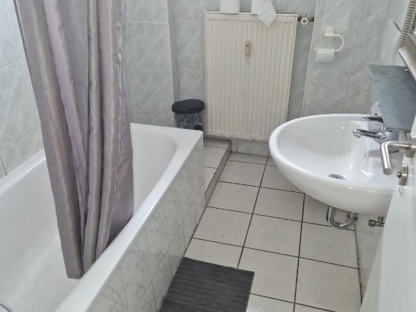 GZ Hostel Bonn : photo 1 de la chambre chambre simple avec salle de bains commune