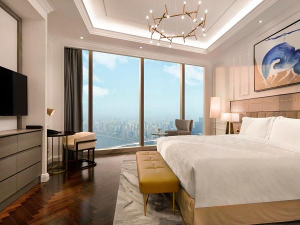 The Lixury Hotel, in The Unbound Collection by Hyatt - Liberation Square : photo 1 de la chambre suite lit king-size - vue sur fleuve