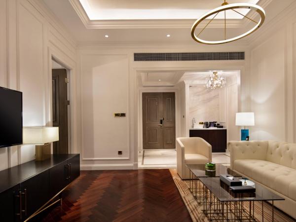 The Lixury Hotel, in The Unbound Collection by Hyatt - Liberation Square : photo 2 de la chambre suite lit king-size - vue sur fleuve