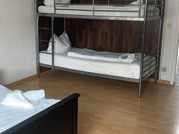 GZ Hostel Bonn : photo 1 de la chambre chambre triple avec salle de bains commune