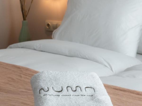 Numa Suites & Lofts Athens : photo 1 de la chambre chambre double ou lits jumeaux supérieure avec vue sur ville