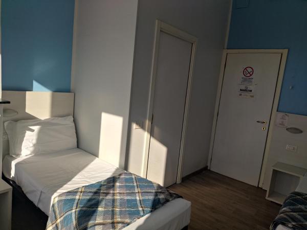 Hotel Kennedy : photo 3 de la chambre chambre triple basique avec salle de bains commune