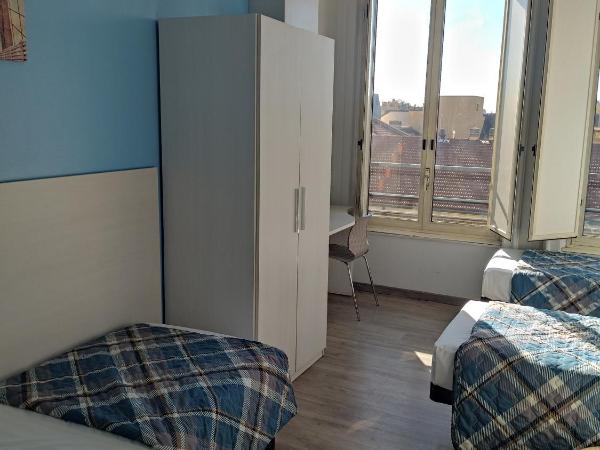 Hotel Kennedy : photo 4 de la chambre chambre triple basique avec salle de bains commune