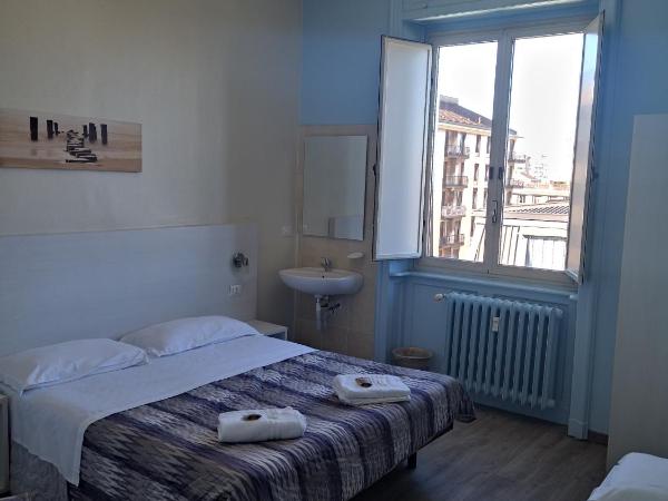 Hotel Kennedy : photo 4 de la chambre chambre quadruple avec salle de bains commune