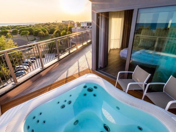 Mediterranee Family & Spa Hotel : photo 3 de la chambre suite avec baignoire spa