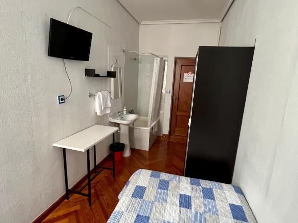 Hostal Conde De Alba : photo 2 de la chambre chambre simple avec salle de bains commune