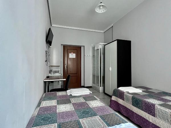 Hostal Conde De Alba : photo 2 de la chambre chambre lits jumeaux avec salle de bains commune