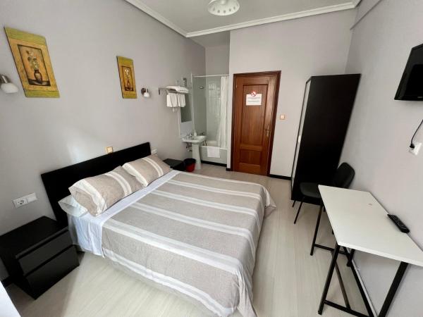 Hostal Conde De Alba : photo 3 de la chambre chambre double avec salle de bains commune