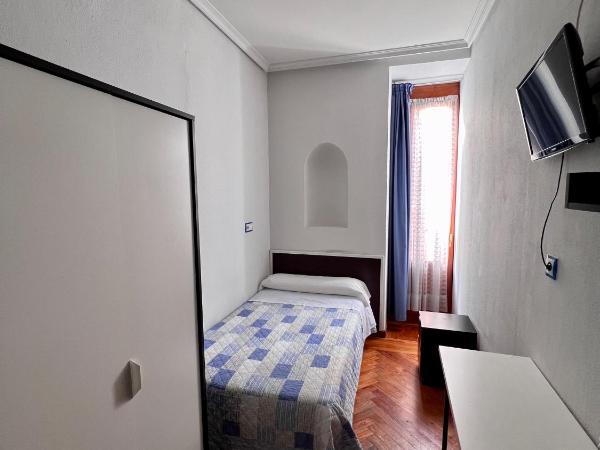 Hostal Conde De Alba : photo 1 de la chambre chambre simple avec salle de bains commune