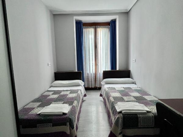 Hostal Conde De Alba : photo 1 de la chambre chambre lits jumeaux avec salle de bains commune