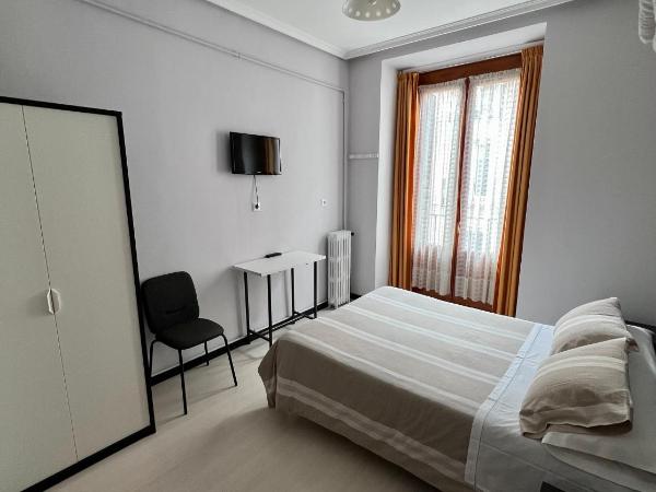 Hostal Conde De Alba : photo 4 de la chambre chambre double avec salle de bains commune