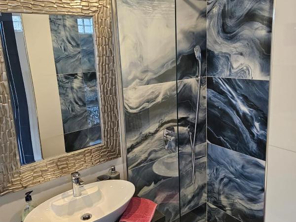 Allegra House : photo 9 de la chambre chambre double avec salle de bains privative