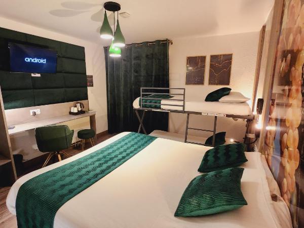 Cit'Hotel Le Cheval Blanc Cognac Centre : photo 2 de la chambre chambre quadruple avec 1 lit double et 2 lits simples